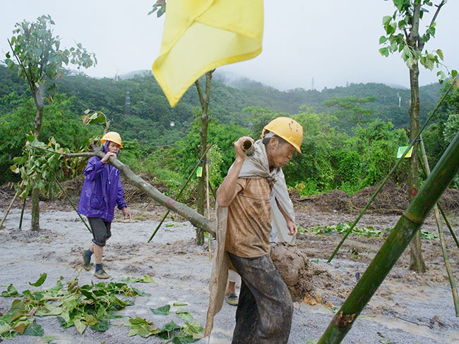 雨中涌跌参与活动的人们